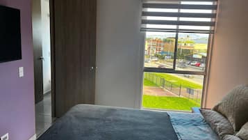 2 quartos, escrivaninha, ferros/tábuas de passar roupa
