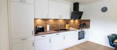 Fridge, oven, stovetop, dishwasher