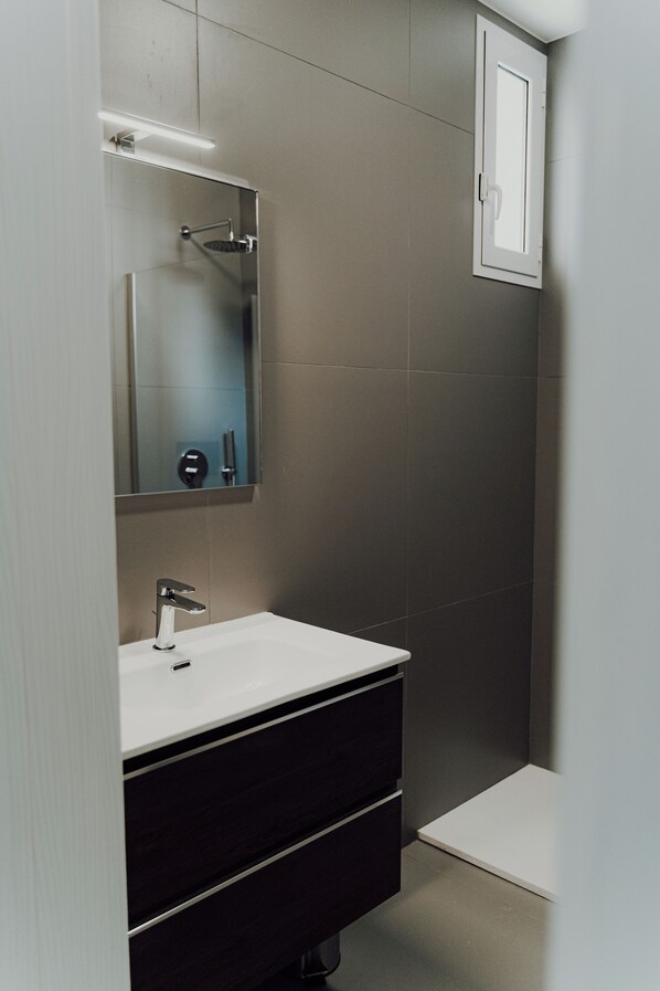 Dusch, bidé, handdukar och tvål