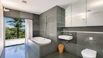 House | Bathroom | Free toiletries, hair dryer, soap, shampoo