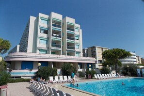 Pool - Residence Luxor three-room apartment C6* for 6 people with side sea view (Bibione)