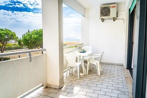 Outdoor dining - Residence Luxor three-room apartment C6*+ for 6 people with side sea view (Bibione)