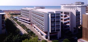 Ein mehrstöckiges Hotel mit modernem Design in Strandnähe.