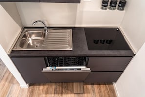 冷蔵庫、電子レンジ、ハイチェア、調理器具と食器