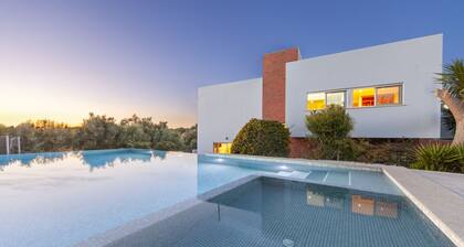 Natural Retreat with Private Pool, Rooftop & BBQ