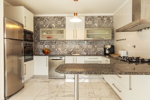 Refrigerador, microondas, horno y lavavajillas 