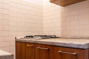Kühlschrank, Mikrowelle, Hochstuhl, Kochgeschirr/Geschirr/Besteck