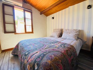 2 bedrooms, iron/ironing board, WiFi