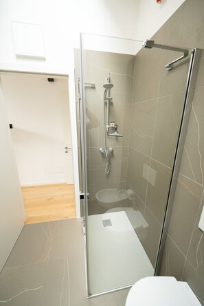 Een douche, een haardroger, een bidet, handdoeken