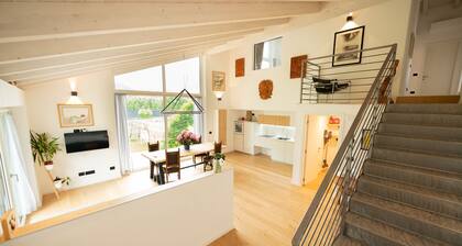 Modern villa with hot tub for exclusive use, dogs welcome.