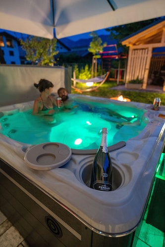Modern villa with a hot tub for exclusive use; dogs welcome.