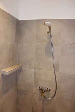 Douche, articles de toilette gratuits, sèche-cheveux