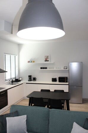 Fridge, microwave, oven, stovetop - Brand new in-town apartment (Nafplio)