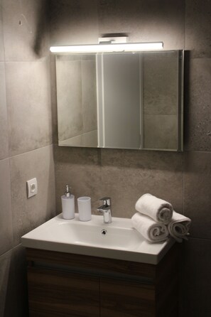 Shower, free toiletries, hair dryer, towels - Brand new in-town apartment (Nafplio)