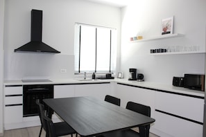 Réfrigérateur, four à micro-ondes, un four, surface de cuisson