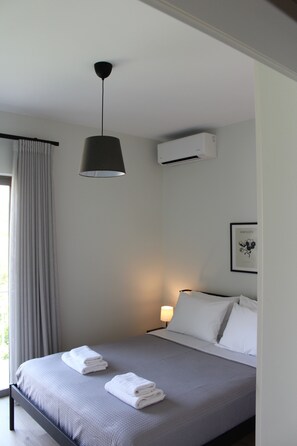 2 chambres, fer et planche à repasser, lit de bébé portatif