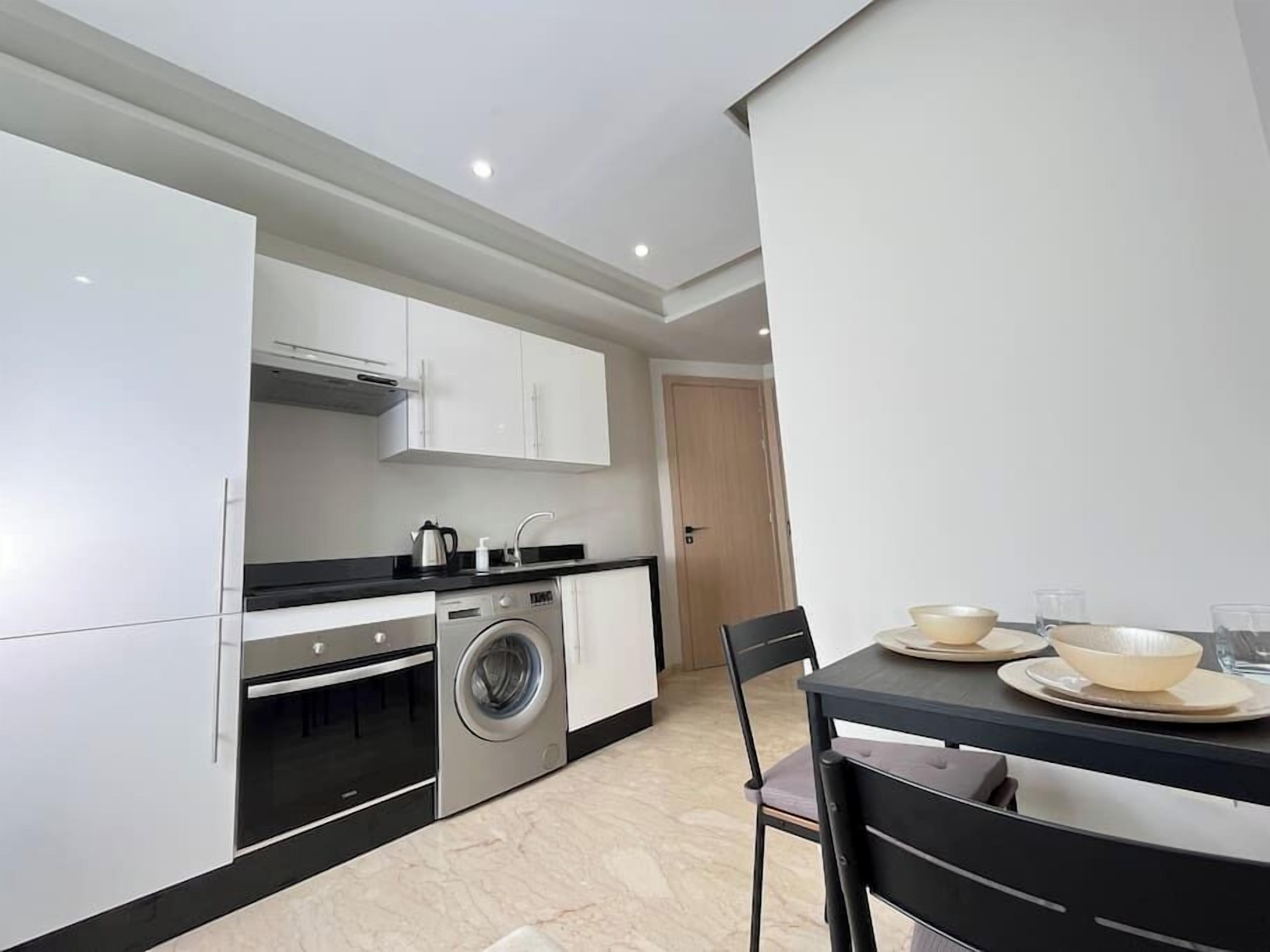 冷蔵庫、オーブン、コンロ、電気ポット