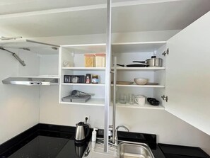 Kühlschrank, Ofen, Herdplatte, Wasserkocher