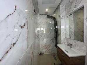 Een douche, een haardroger