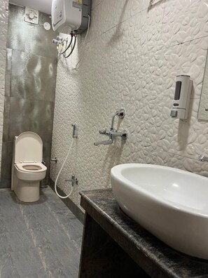 Kahden hengen huone, kaupunkinäköala | Kylpyhuone | Suihku, ilmaiset hygieniatuotteet, pyyhkeet, saippua