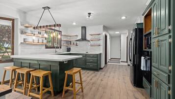 Geladeira, micro-ondas, fogão, cooktop