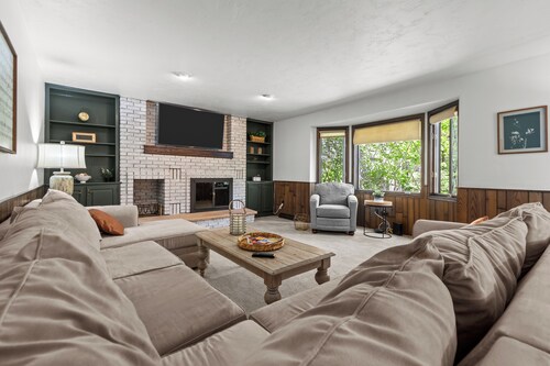 Indoor Pool&Hot tub, Game Room, Sauna, Movie Room