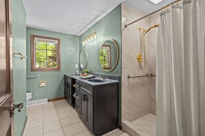 Sèche-cheveux, serviettes fournies, savon, papier toilette