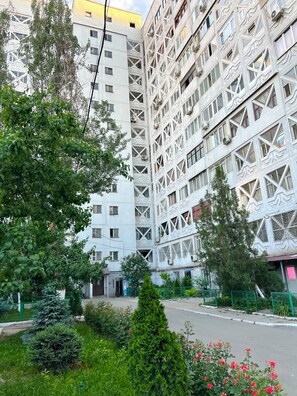 Exterior - Cozy Downtown Apt w/ Wi-Fi – 1 Min from Railroad St, Balcony w/ Mountain View (Bishkek)