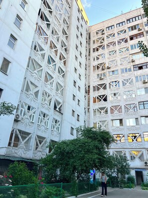 Exterior - Cozy Downtown Apt w/ Wi-Fi – 1 Min from Railroad St, Balcony w/ Mountain View (Bishkek)
