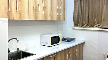 Frigorífic, microones, forn i placa de cuina