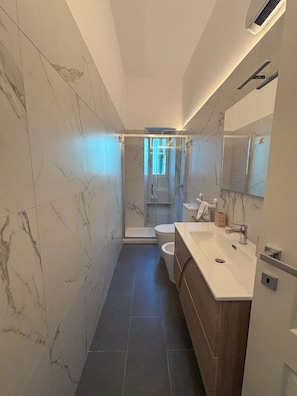 Shower, hair dryer, bidet, towels - ATTICO MUGNAI Beautifully refurbished apartment, styled with vintage decor. (Roma)