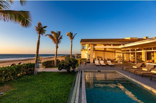 Luxurious Beachfront  6-bedroom house with WiFi, AC in brilliant Ñuro