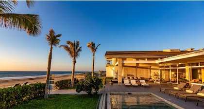 Luxurious Beachfront 6-bedroom house with WiFi, AC in brilliant Ñuro