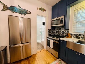 Fridge, microwave, oven, stovetop - Newly remodeled bungalow near  downtown Brenham (Brenham)