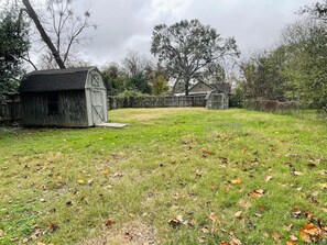 Property grounds - Newly remodeled bungalow near  downtown Brenham (Brenham)
