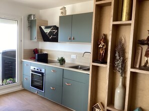 Een koelkast, een microgolfoven, een oven, een kookplaat