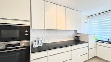 Fridge, microwave, oven, coffee/tea maker