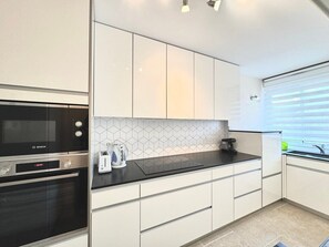 Een koelkast, een magnetron, een oven, een koffiezetapparaat/waterkoker