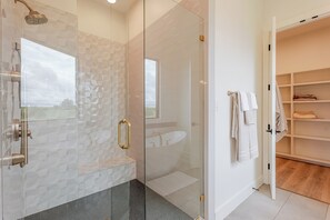 Douche, séchoir à cheveux, serviettes fournies, papier de toilette