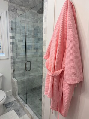 Douche, sèche-cheveux, serviettes fournies, savon