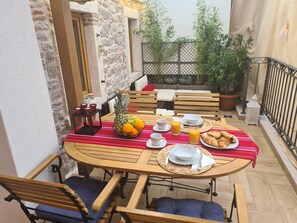 Outdoor dining - La Corte di Kate (Biograd na Moru)