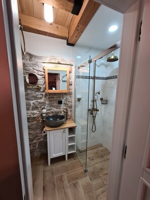 Douche, articles de toilette écologiques, séchoir à cheveux
