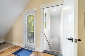 Interior - Upscale Lakefront ADU w/ Access to Pickleball Court (Vancouver)