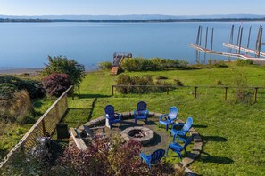 Terrace/patio - Upscale Lakefront ADU w/ Access to Pickleball Court (Vancouver)
