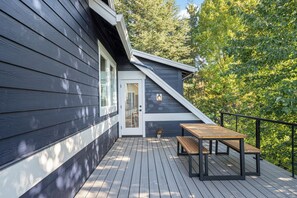 Outdoor dining - Upscale Lakefront ADU w/ Access to Pickleball Court (Vancouver)
