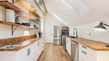 Four à micro-ondes, un four, surface de cuisson, lave-vaisselle