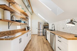 Microwave, oven, stovetop, dishwasher - Upscale Lakefront ADU w/ Access to Pickleball Court (Vancouver)