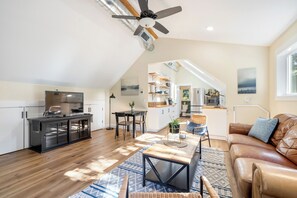 Smart TV - Upscale Lakefront ADU w/ Access to Pickleball Court (Vancouver)