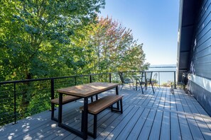 Outdoor dining - Upscale Lakefront ADU w/ Access to Pickleball Court (Vancouver)