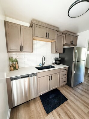 Jääkaappi, mikroaaltouuni, uuni, liesi